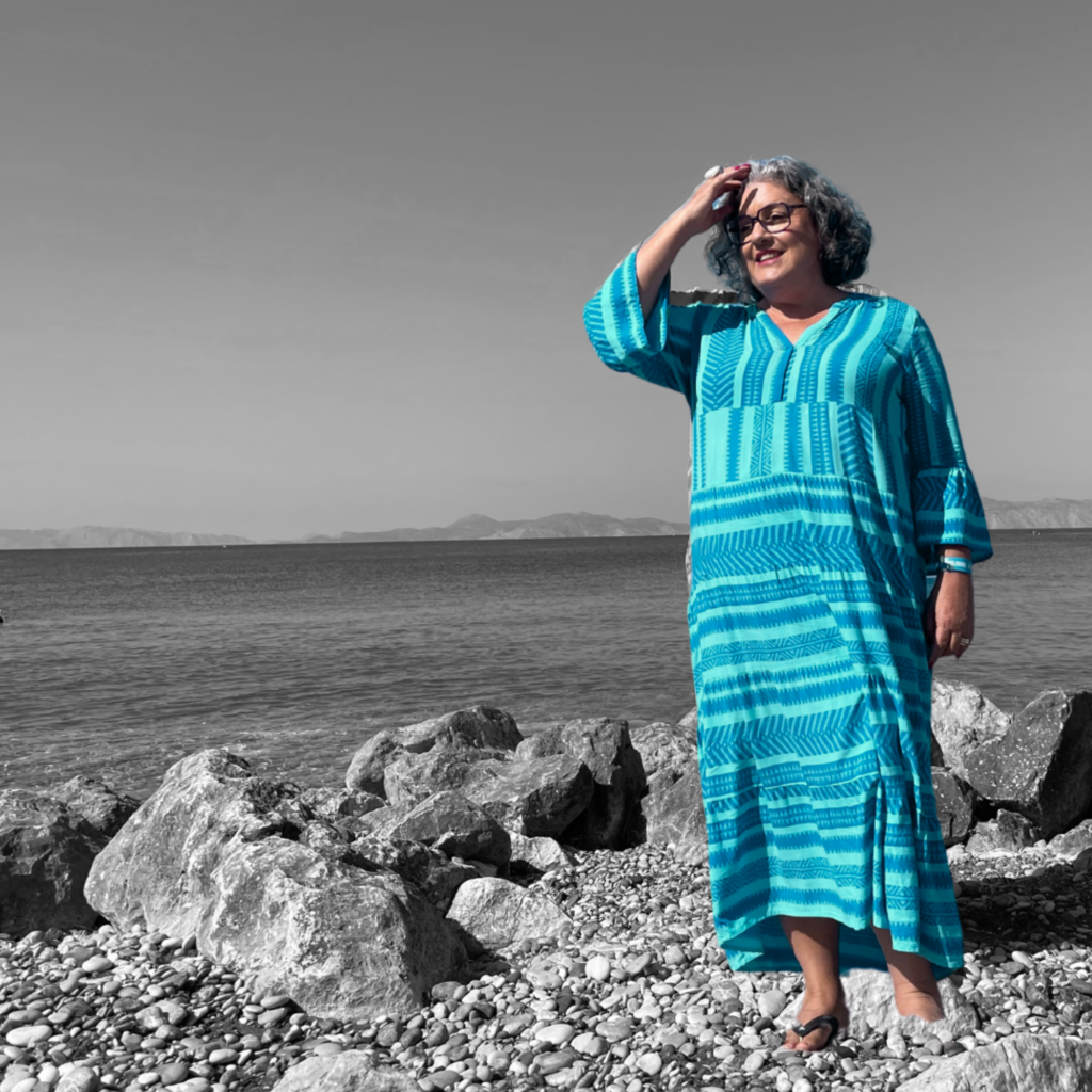 „Jutta Weiland am Strand in ruhiger Szene – Verbindung aus Erfahrung in der Arbeit mit Menschen und selbstbestimmten Wegen.“