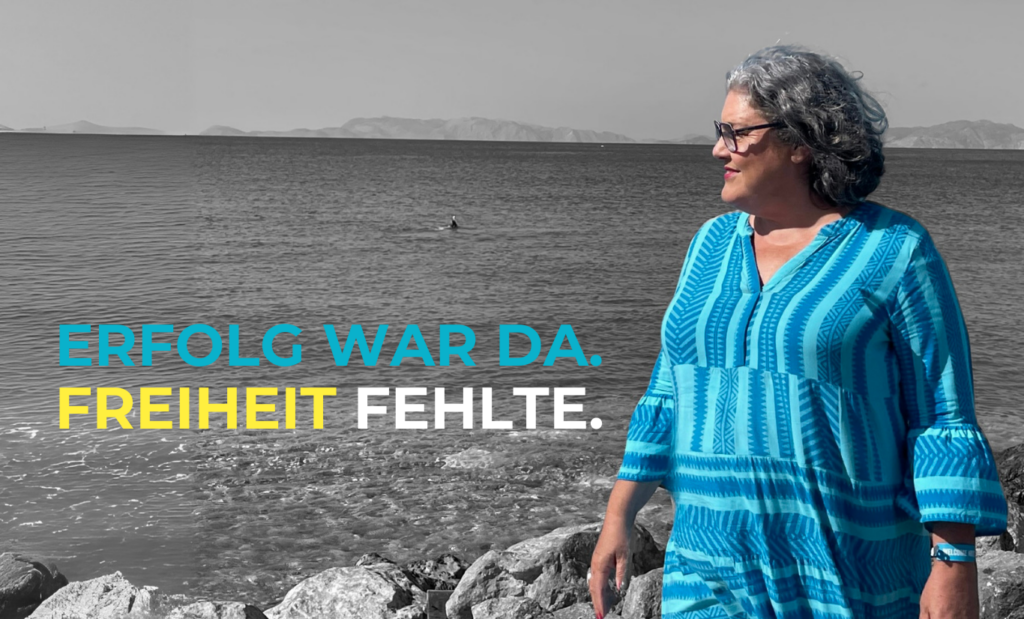 „Portrait von Jutta Weiland am Meer neben dem Text ‚Erfolg war da. Freiheit fehlte.‘ – steht für klare Entscheidungen und ein Leben, das Raum öffnet.“